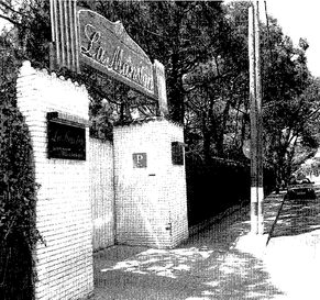 Entrada del Club 'La Mansin' de Gavà Mar (1997)